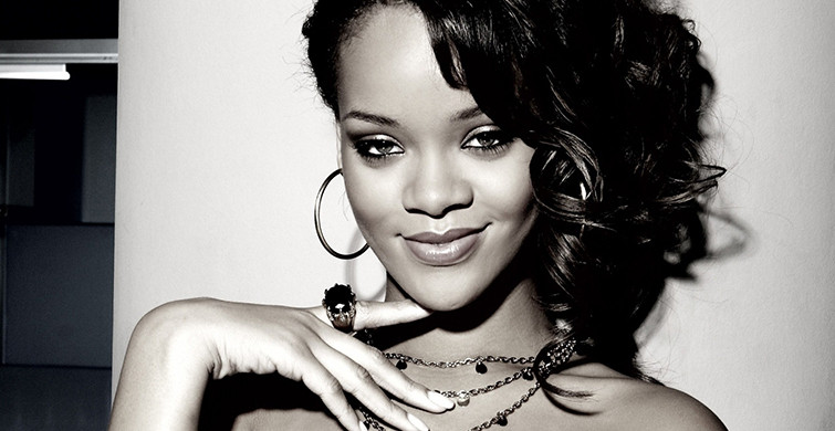Rihanna, Yeni Çıkardığı Aydınlatıcıyı Kendi Üzerinde Tanıttı