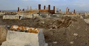 Fırsatı Ganimet Bilen Kaçakçılar Türk-İslam Mezarlığını Tahrip Etti 