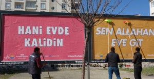 Van'da Şiveli "Evde Kal" Afişleri Dikkat Çekti