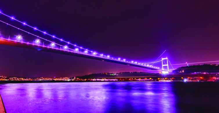 İstanbul'da Köprüler Mora Büründü