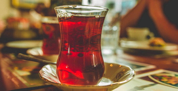Uzmanlar Uyardı: Sıcak Çay Yemek Borusu Kanseri Riskini 5 Kat Artırıyor!