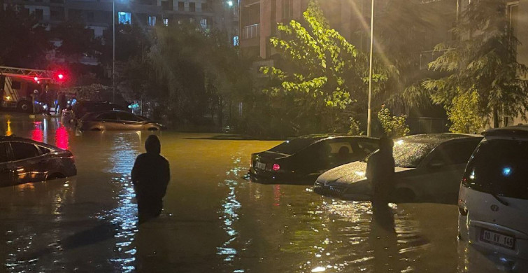 Vatandaş isyan etti! İstanbul'da yağmurun ardından yollar göle döndü