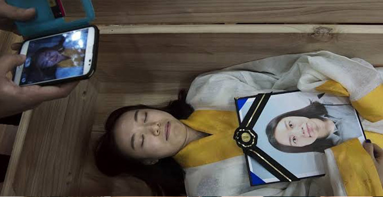 Güney Kore'de Canlı Cenaze Seansları İle Hayatın Değeri Anlaşılıyor!