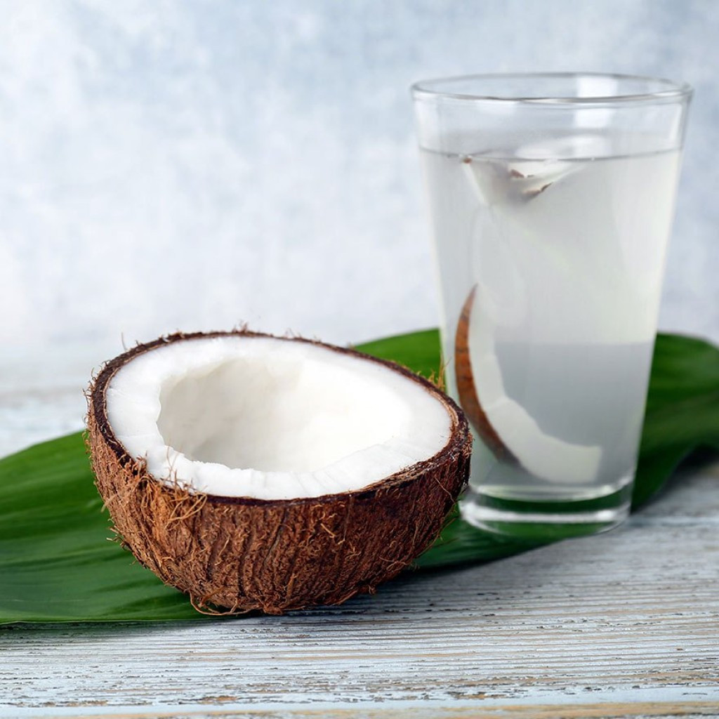Сколько воды в кокосе. Кокосовая вода. Кокос питьевой. Чем полезна кокосовая вода. Кокос в воде.