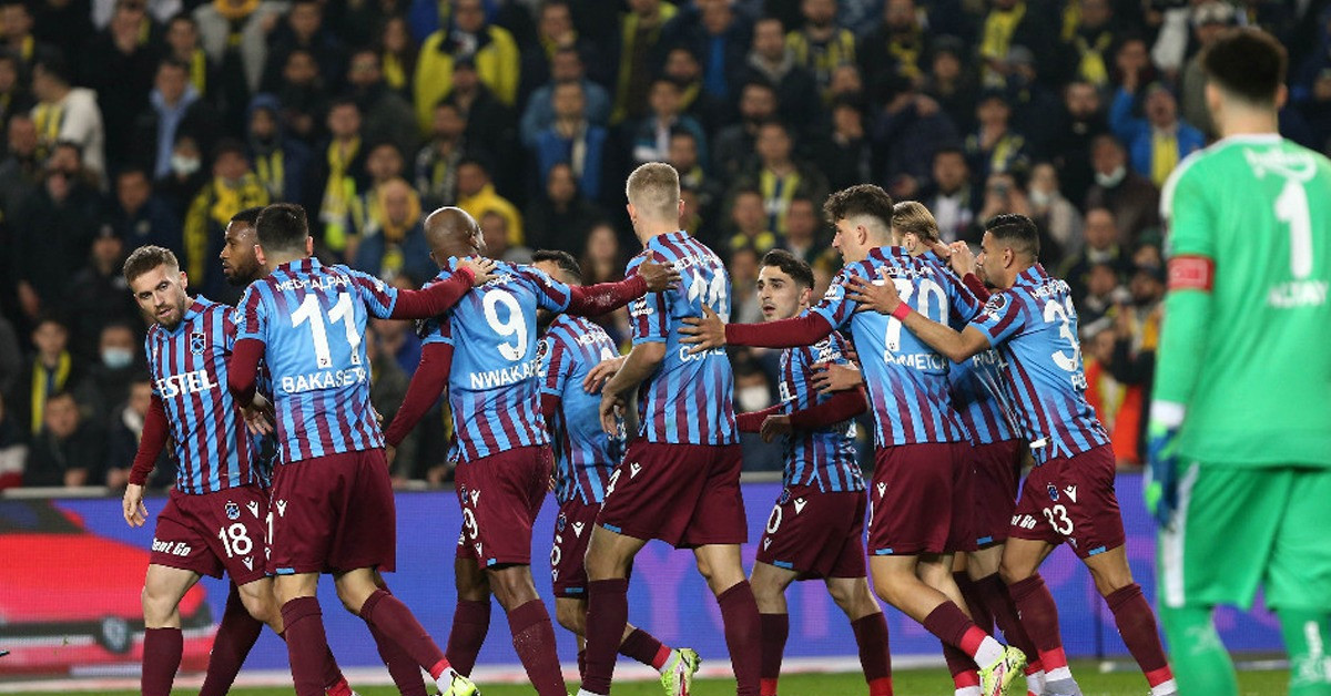 Trabzonspor Kadiköy'de galibiyete yaklaştı