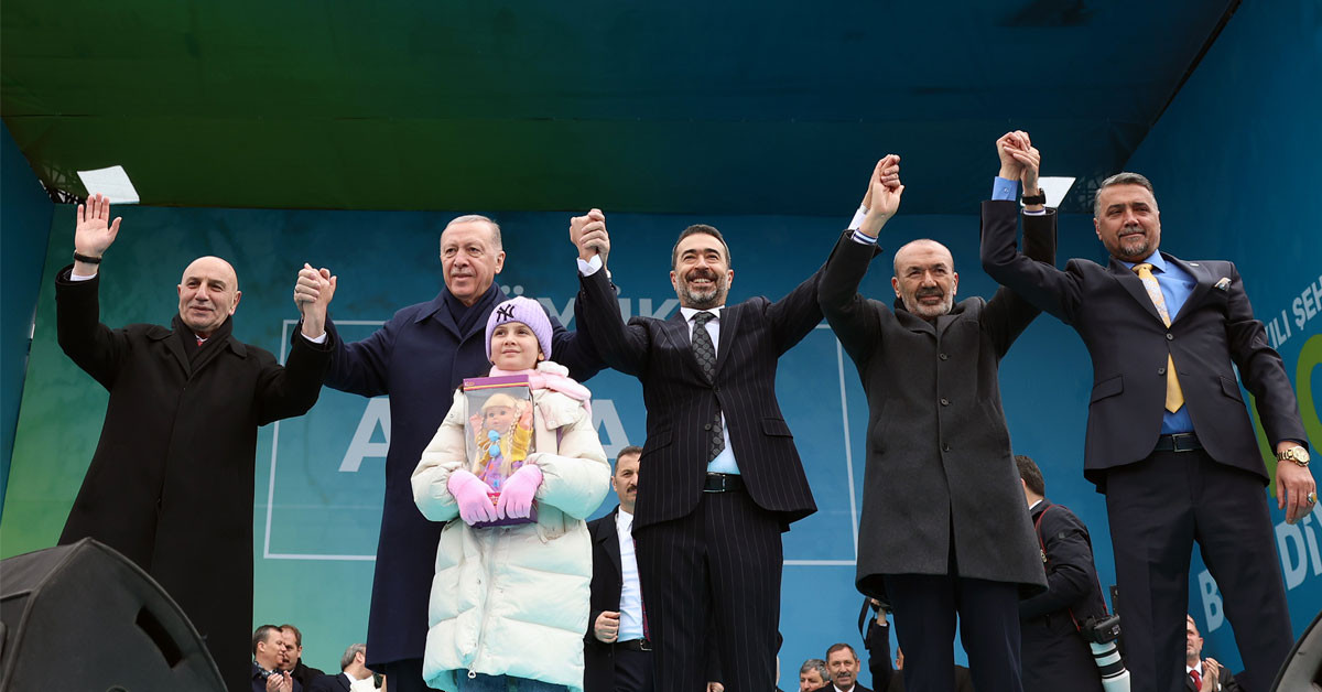 31 Mart yerel seçime 1 hafta kaldı. AK Parti seçim çalışması için mitinglerine devam ediyor. Büyük mitinglerinden birini ise Ankara'da gerçekleştirdi. Cumhurbaşkanı Erdoğan başkentte coşkulu vatandaşlara seslenerek, CHP’nin DEM partisi ile yaptığı gizli ittifaklarına değinerek, ‘‘Karşımızda bir matruşka ittifakı var’’ dedi.