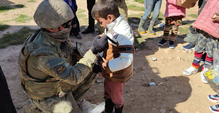 Türk Askeri Barış Pınarı Bölgesindeki Çocukları Sevindirdi2443463