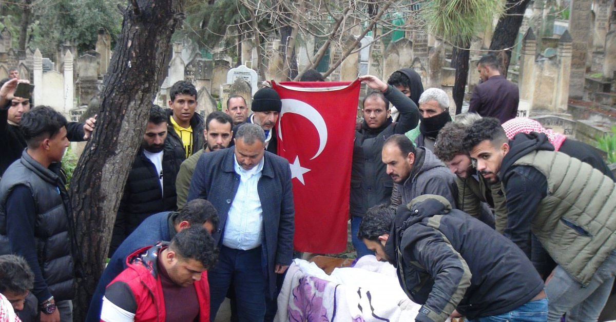 Bununla beraber cenazede şahsın yakınlarının Türk bayrağı açtığı fark edildi.