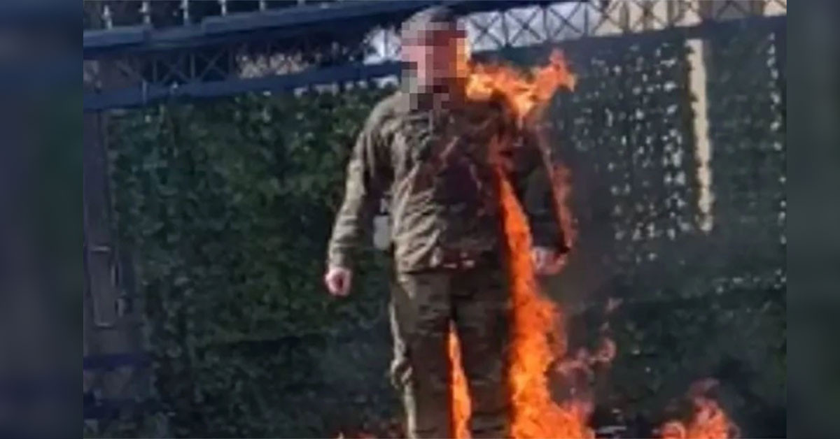 ABD askeri İsrail Büyükelçiliği önünde kendini ateşe verdi