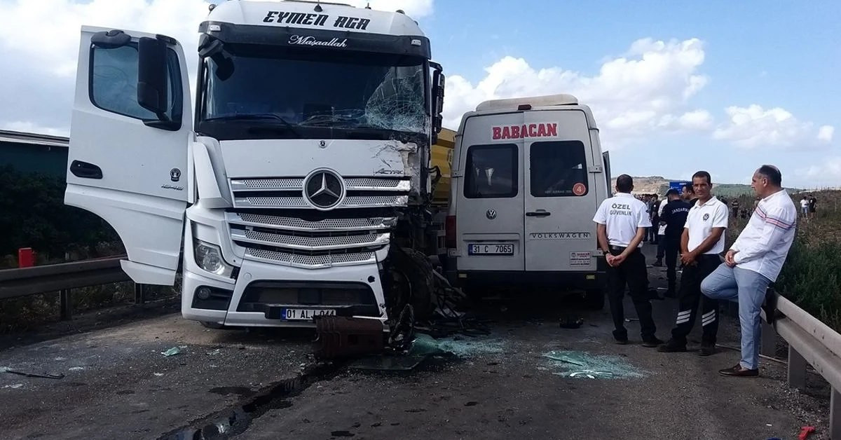 Adana’da tır ile servis minibüsü çarpıştı: 3 kişi öldü, 8 kişi yaralandı