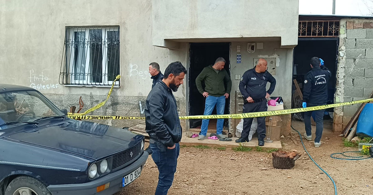 Adana’dan öğlen saatlerinde bir cinayet haberi geldi. Kozan ilçesinde bir kişi, evinde silahla öldürülmüş halde bulundu.