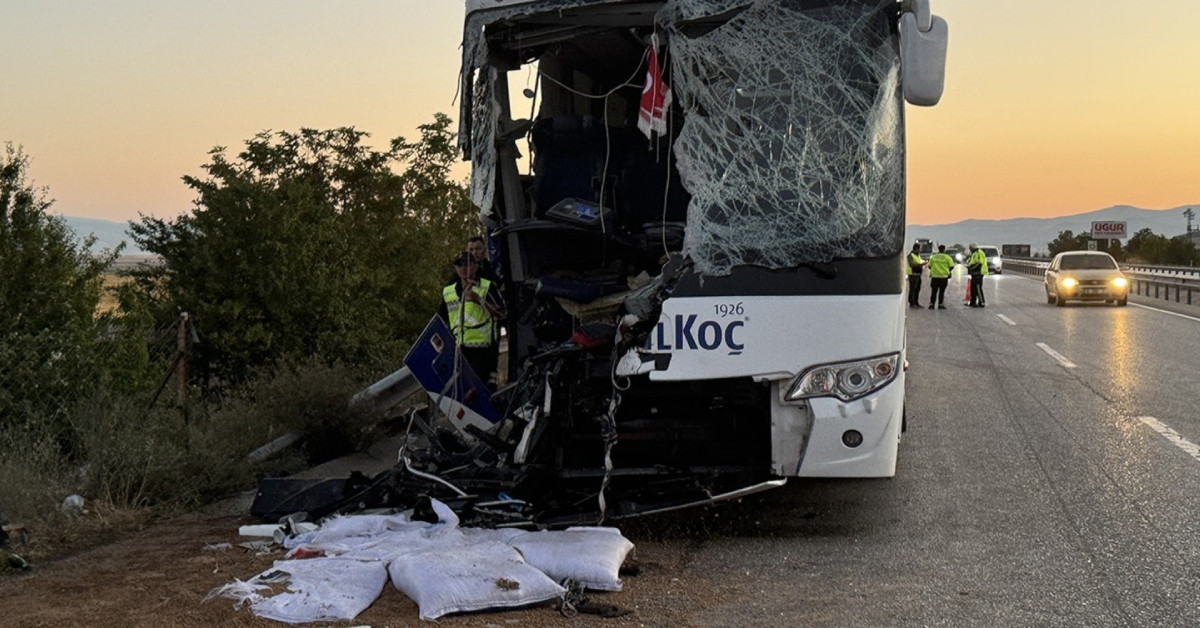 Afyonkarahisar’da yolcu otobüsü kamyona çarptı: 1 ölü, 38 yaralı