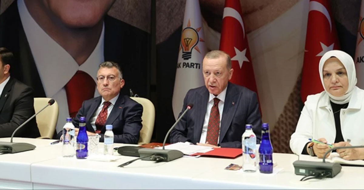 AK Parti dün MKYK toplantısını gerçekleştirdi. Toplantı da seçim sonuçları ayrıntılarıyla olarak görüşüldü. Cumhurbaşkanı Erdoğan, kritik toplantıda bayrak değişimi yönünde sinyaller verdiği öğrenildi.