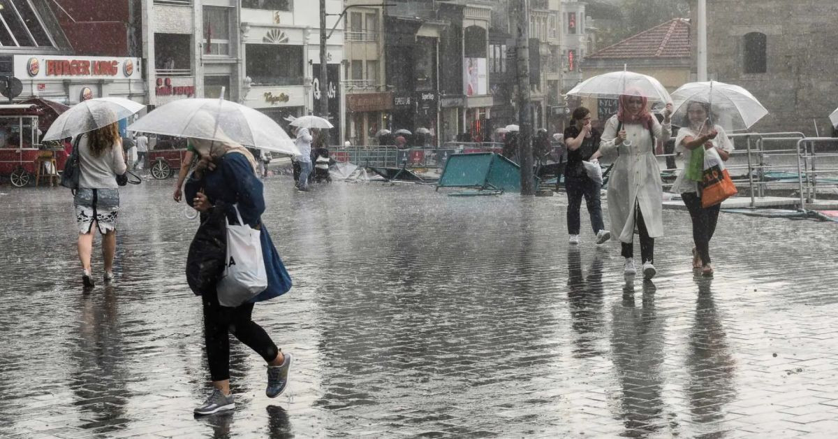 AKOM’dan İstanbul için uyarı: Öğle saatlerinden itibaren gök gürültülü sağanak yağış geliyor