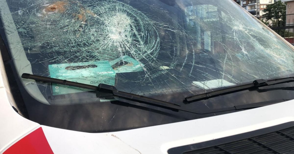 Ambulansın camlarını kürekle parçaladı: Hamile sağlık çalışanı yaralandı