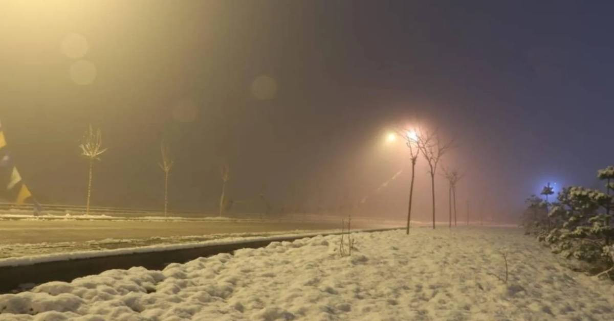 Ankara kar yağışına teslim oldu: Gece saatlerinde tipiye dönüştü