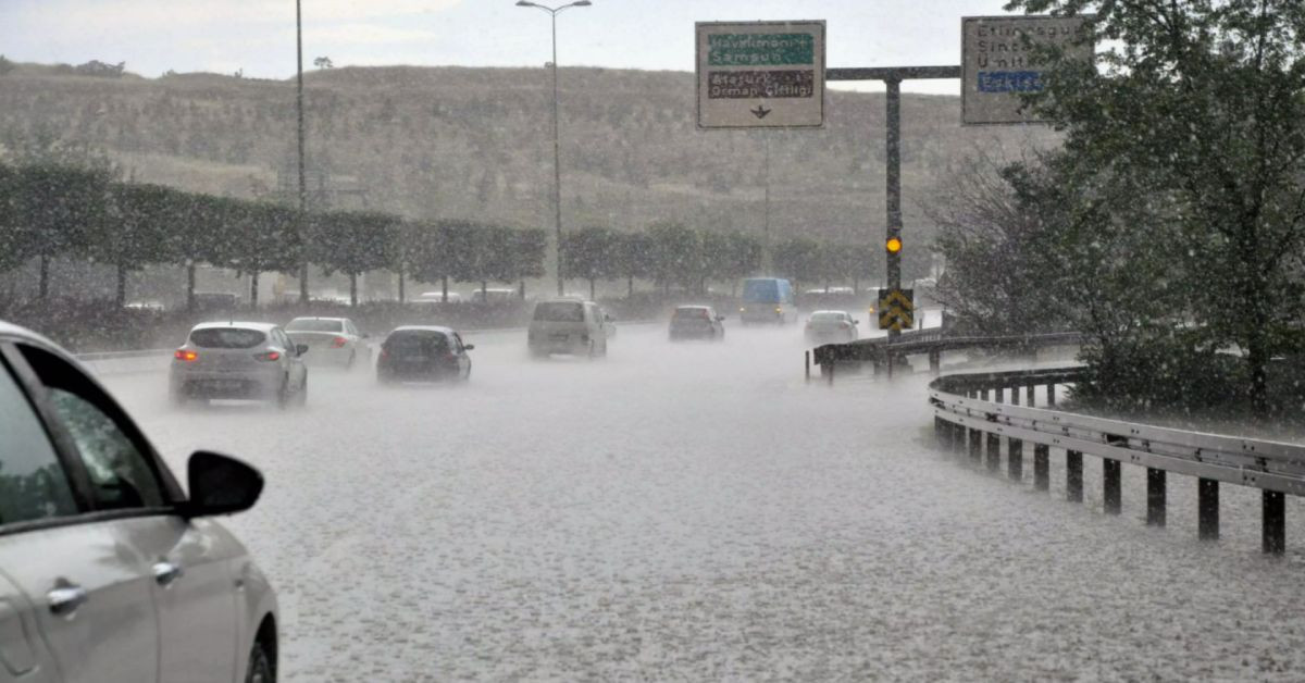 Ankara Valiliği’nden vatandaşlara uyarı: Gece saatlerinde sel, fırtına ve dolu bastıracak