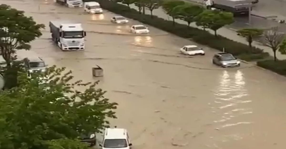 Ankara'da Sağanak Yağış Yolları Etkiledi