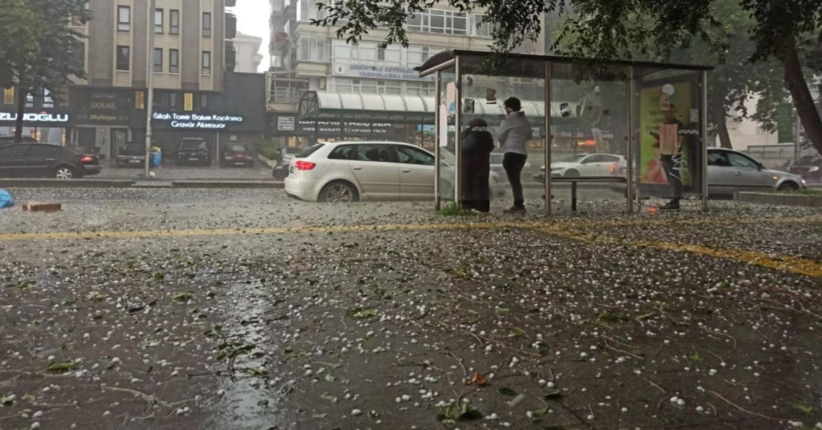 Ankara’da vatandaş zor anlar yaşadı: Sağanak yağış ve dolu aniden bastırdı