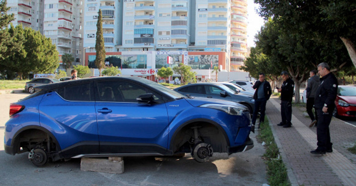 Antalya'da gündüz vakti lüks otomobilin lastiklerini çaldılar! Kaldırım üzerinde bıraktılar!