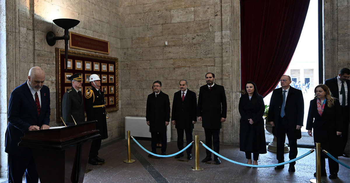 Arnavutluk başbakanı rami anıtkabir'i ziyaret etti