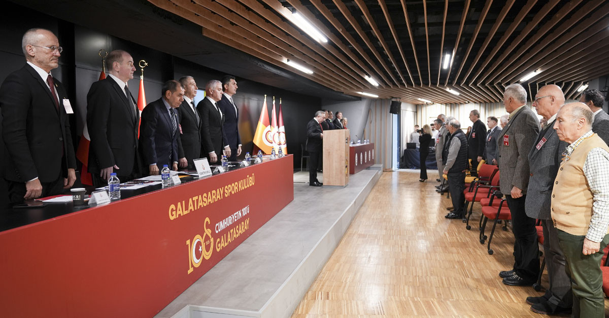Başkan Dursun Özbek, kulübün Ali Sami Yen Spor Kompleksi RAMS Park'taki Özhan Canaydın Konferans Salonu'nda mali konularla ilgili düzenlenen olağanüstü divan kurulu toplantısına katıldı