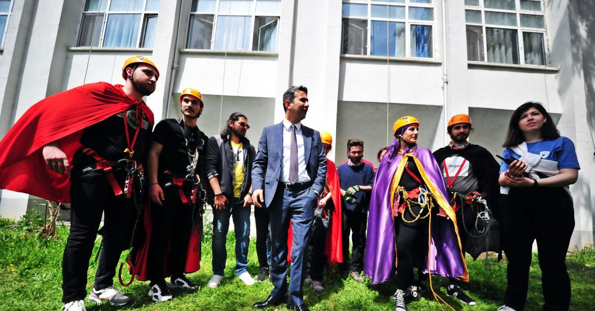 Bursa'da tedavi gören çocuklara 23 Nisan sürprizi: Odalarına tırmanıp hediye verdiler!