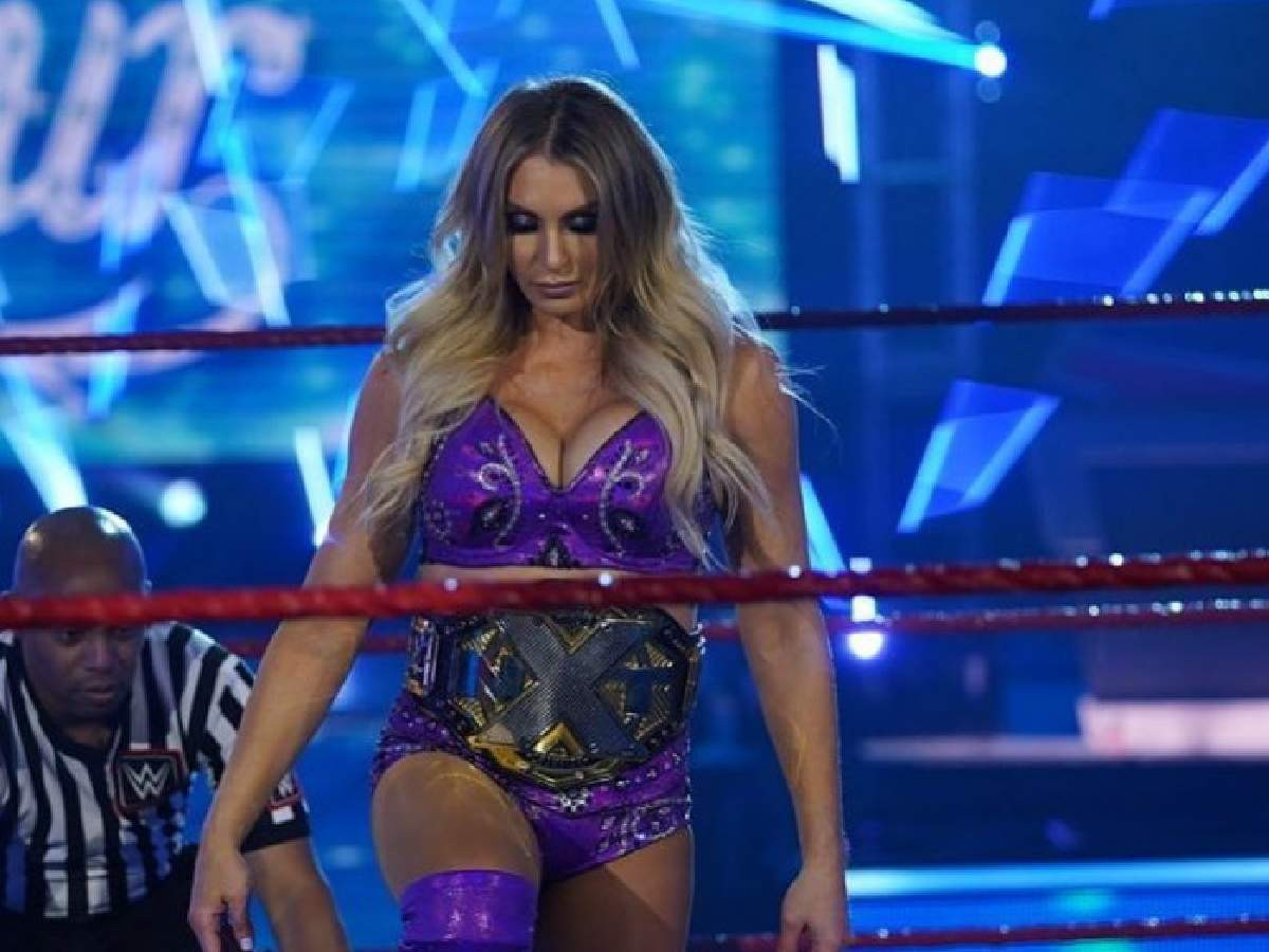 Charlotte Flair'dan canlı yayınlanan kadın güreşi maçında frikik