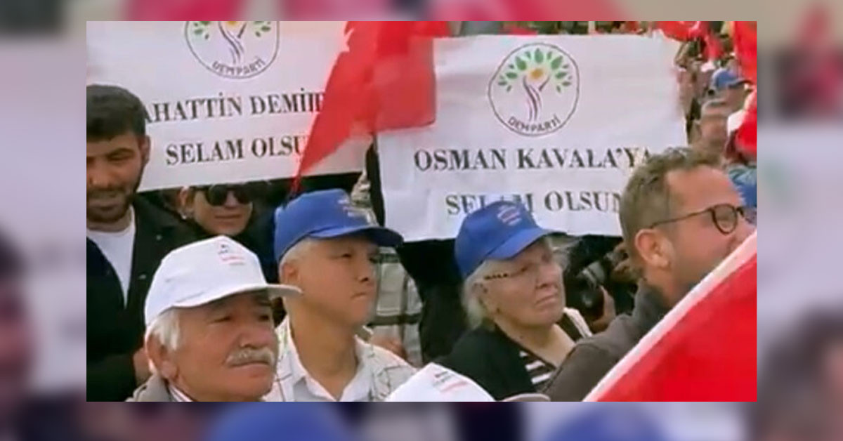 CHP'nin Alanya mitinginde DEM Partinin pankartları açıldı. Terör suçlusu Selahattin Demirtaş ve Devlet anayasal düzen işleyişini bozmakla hükümlü Osman Kavala'ya selam gönderildi