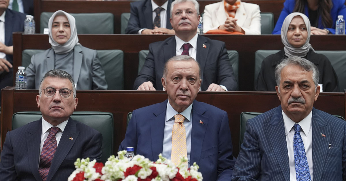 Cumhurbaşkanı Erdoğan, AK Parti grup toplantısına katılarak, gündeme ilişkin açıklamalarda bulundu. Seçim sonrası sandıktan çıkan sonuç hakkında görüşlerini bildiren Erdoğan, Filistin meselesine Türkiye’nin yaklaşımına yönelik eleştirilere çok sert yanıt verdi. İşte detaylar…