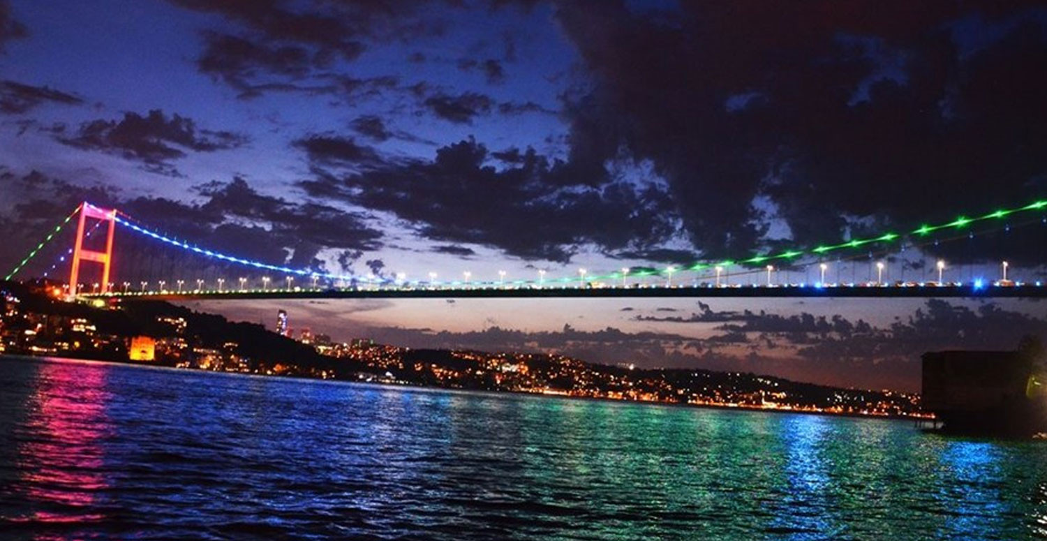fsm köprüsü Azerbaycan renklerine büründü