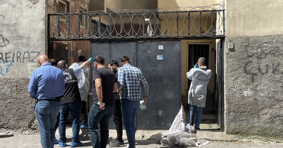 Diyarbakır’ın Bağlar ilçesindeki bir eve silahlı saldırı düzenlendi. Saldırı sonrası 2 kişi hayatını kaybetti.