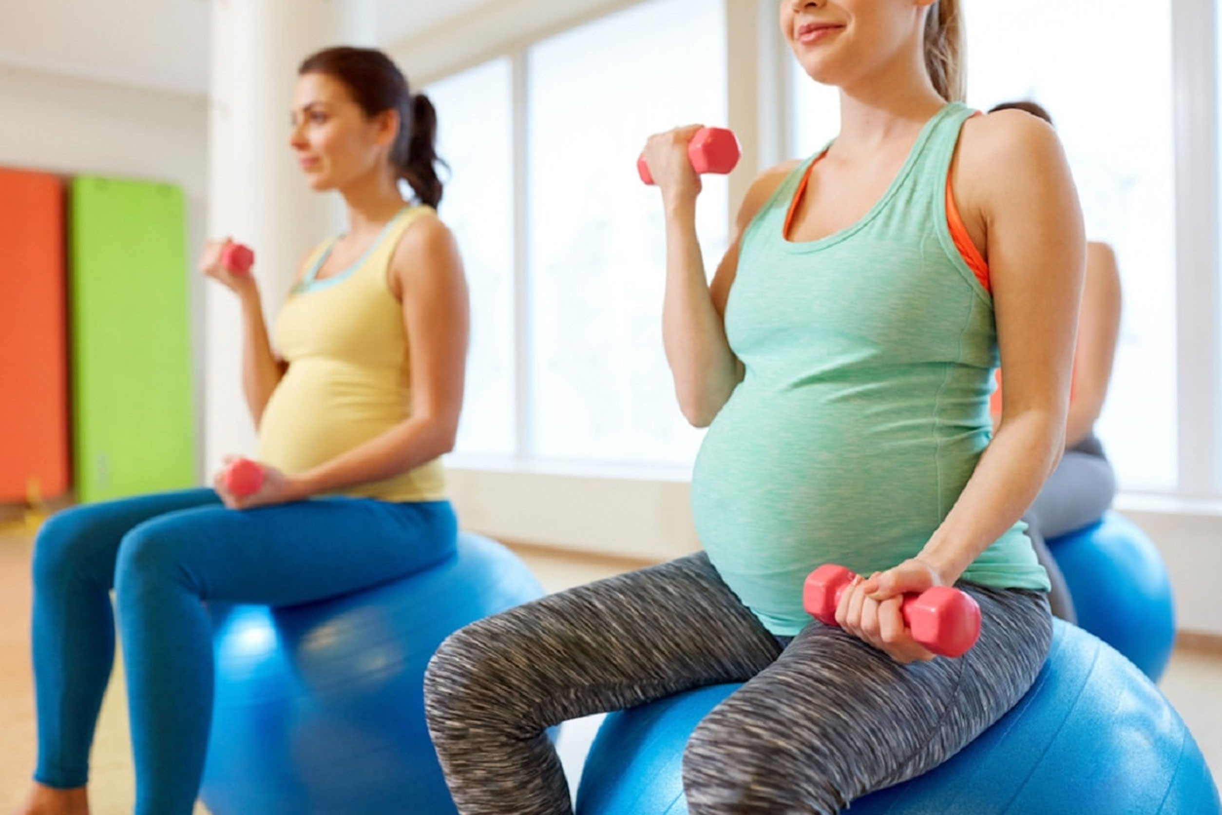Заниматься спортом беременной. Занятия для беременных. Фитнес для беременных. Физическая активность беременных. Занятия фитнесом для беременных.