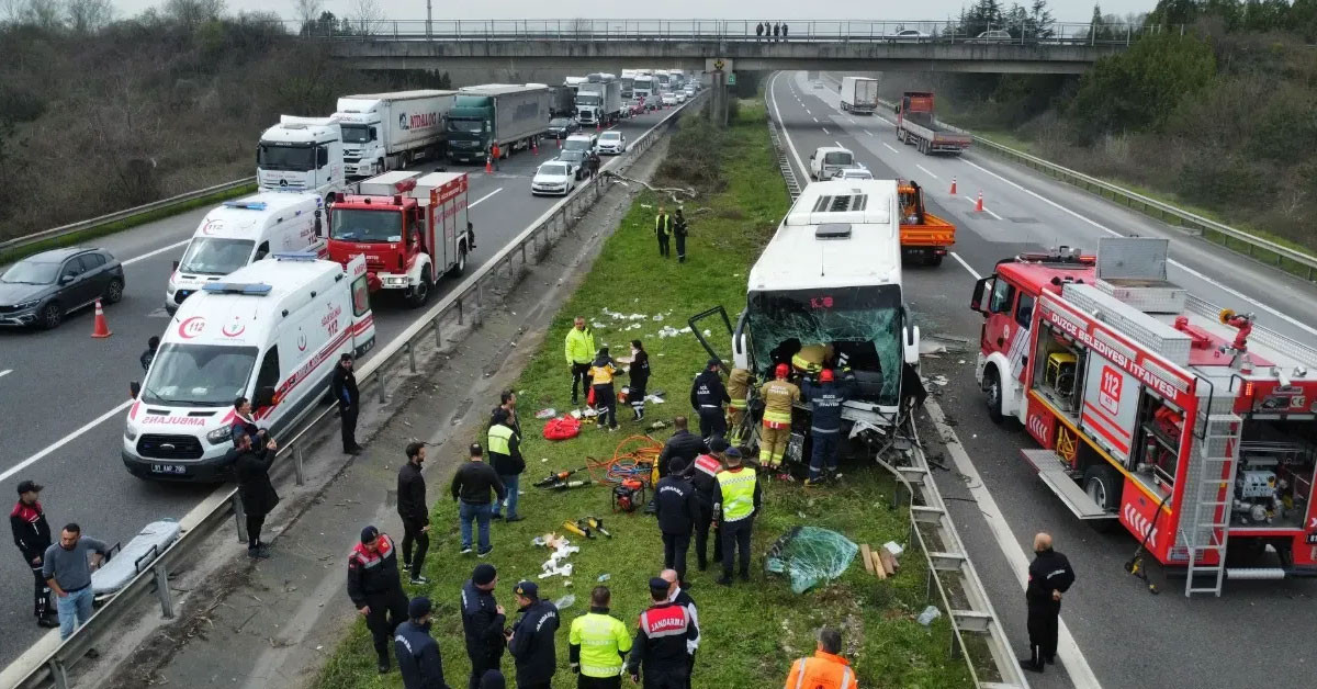 Düzce'de otobüs kazası meydana geldi. Anadolu Otoyolu'nda kontrolden çıkan yolcu otobüsü bariyerlere çarptı. Kazada 17 kişi yaralandı. Çevredeki hastanelere kaldırıldı.
