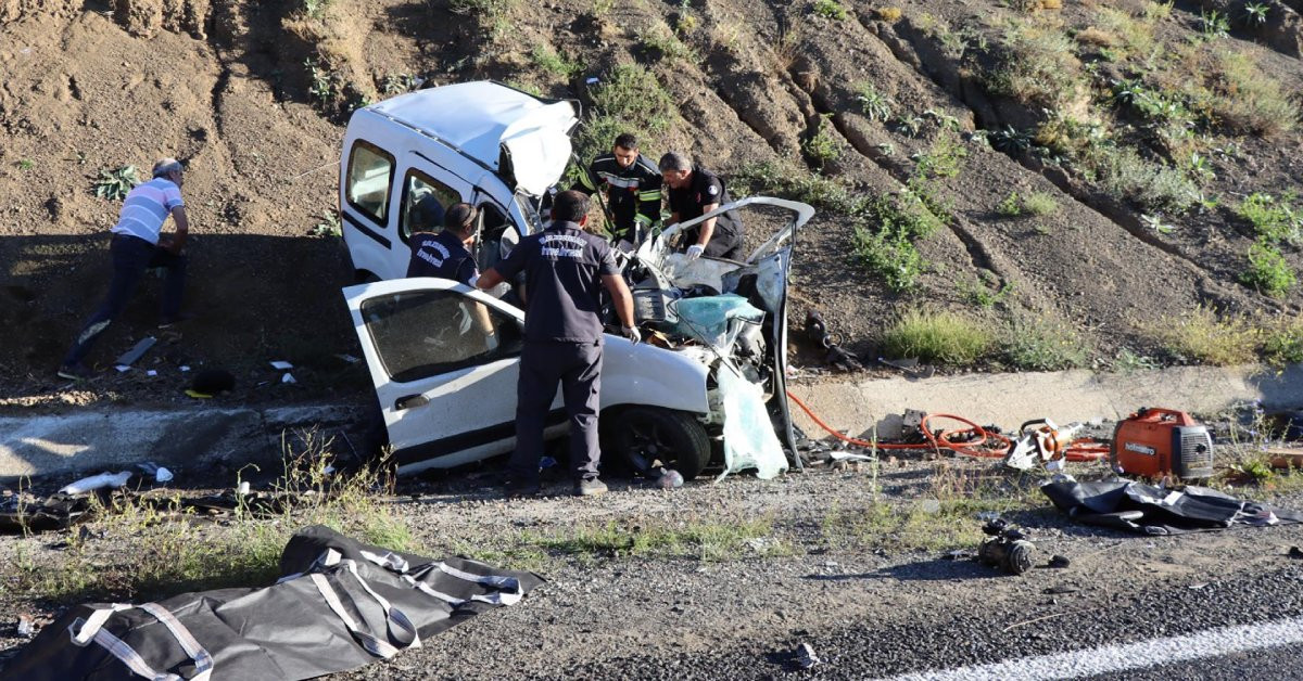 Erzurum’da ambulans ile otomobil kafa kafaya çarpıştı: Çok sayıda ölü ve yaralı var