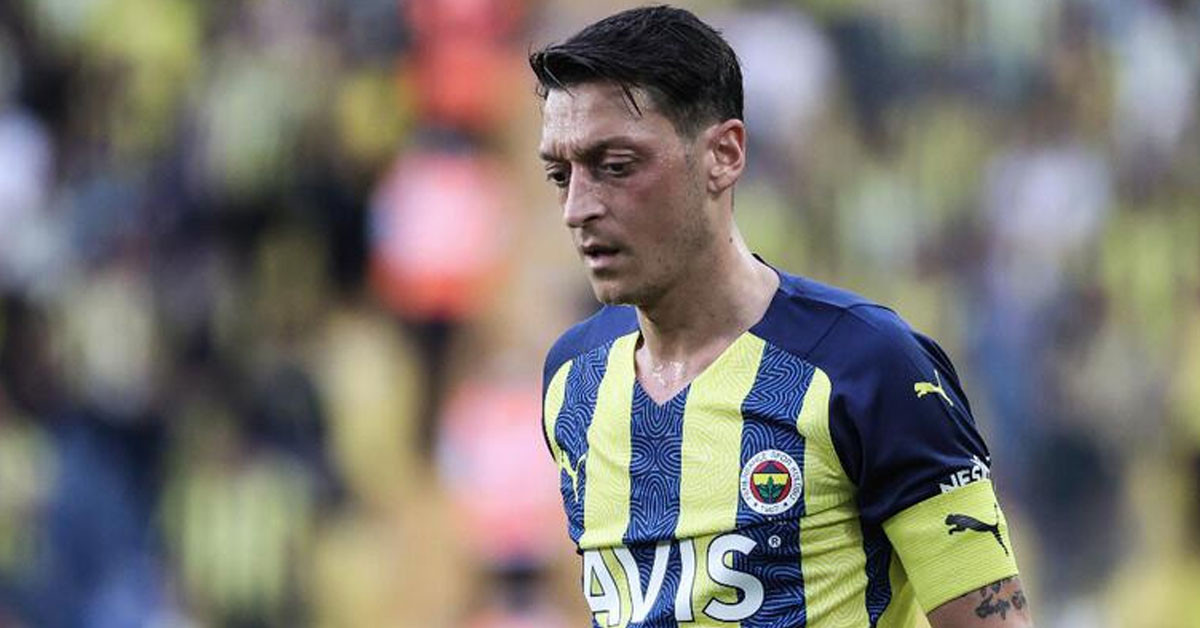 Futbolcunun menajeri Mesut Özil'in fedakarlıklarından bahsetti.