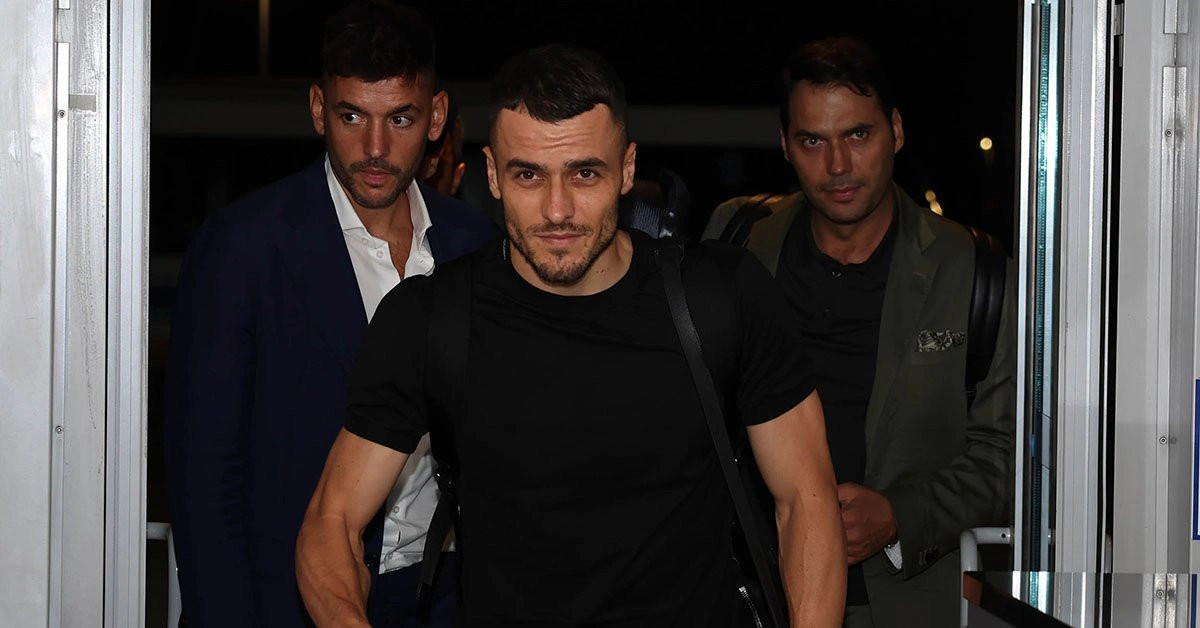 Galatasaray istedi Fenerbahçe aldı: Filip Kostic İstanbul’da sarı lacivertli formayla poz verdi