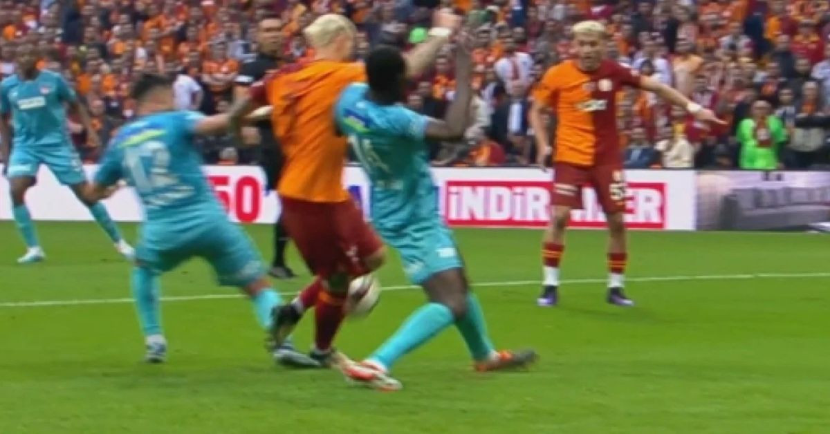 Galatasaray Sivasspor maçında tartışılan penaltı pozisyonu: Eski hakemler son noktayı koydu