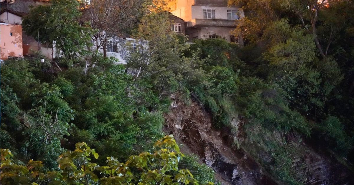 Gaziosmanpaşa’da toprak kayması paniği: 24 evden 96 kişi tahliye edildi