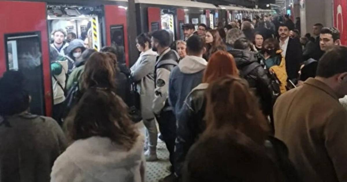 Görüntüler İstanbul’u aratmıyor: İzmir’de metro seferlerinde aksama yaşandı