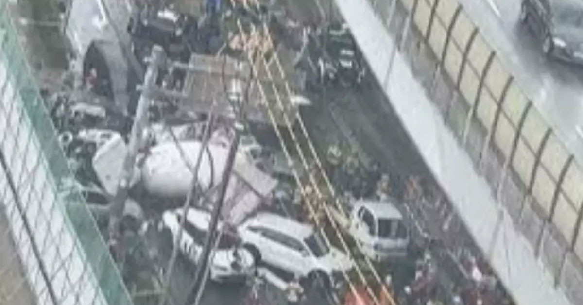 Güney Kore'nin başkenti Seul’da 13 araç kazaya karıştı. Felakete dönüşen zincirleme trafik kazasında 17 kişinin yaralandığı öğrenildi.
