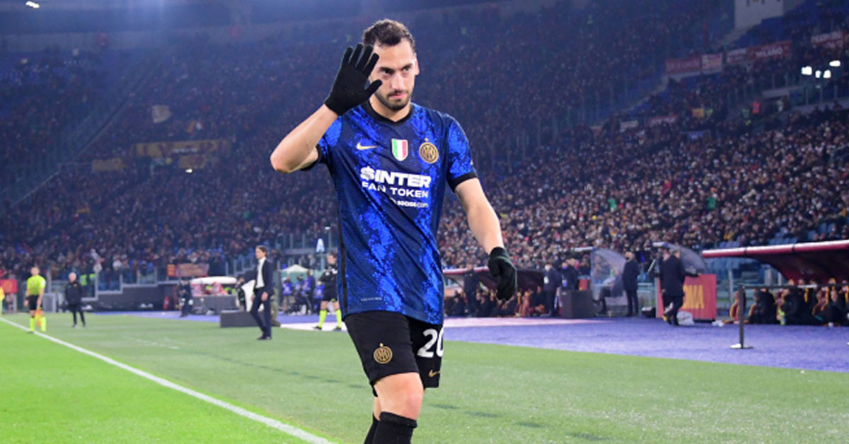 Hakan Çalhanoğlu, Inter performansıyla alkış alıyor.