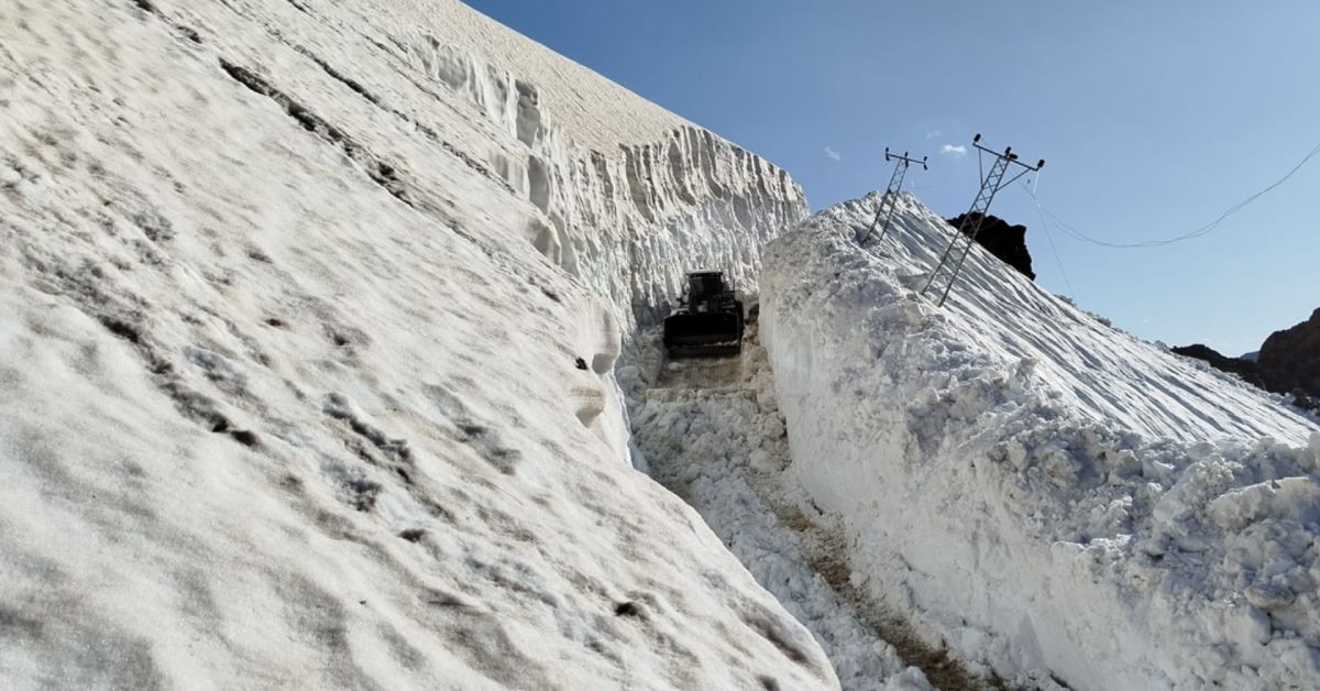 Hakkari’de yazın ortasında karla mücadele: Kar kalınlığı 8 metreyi buldu