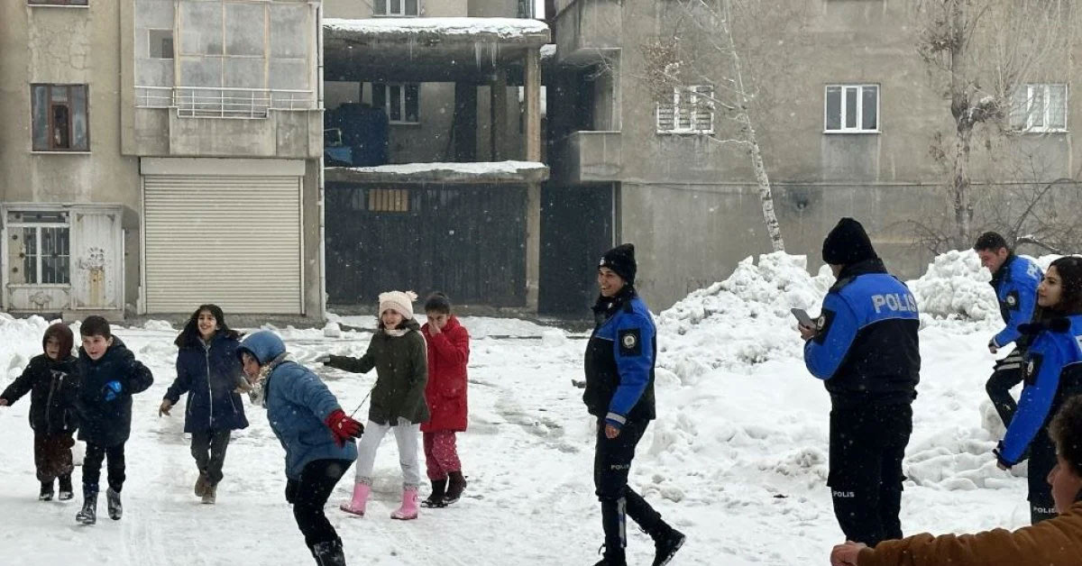 Hakkari'deki polisler çocuklarla beraber karda oynadılar