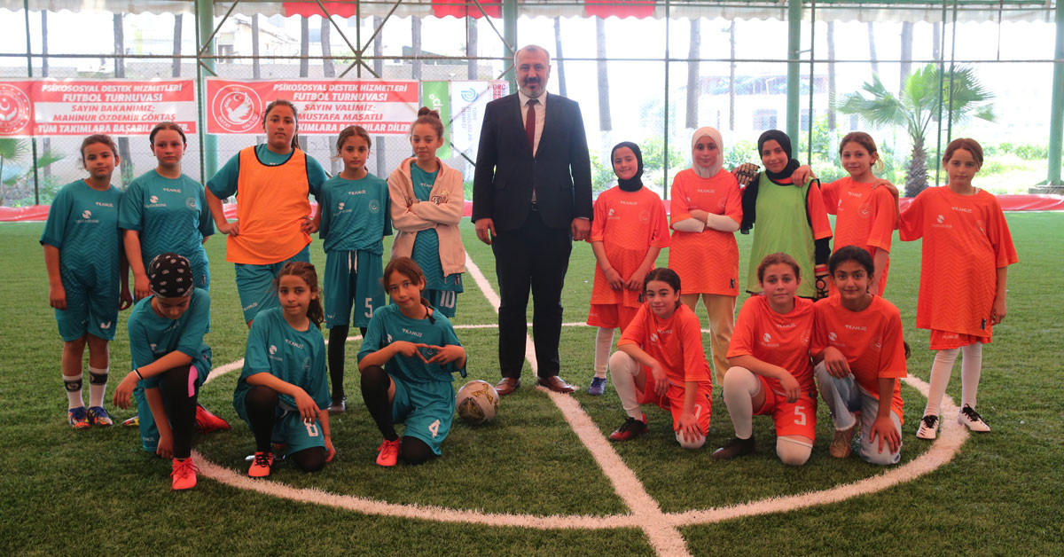 Hatay'da konteyner kentte kalan depremzede kız çocukları arasında futbol turnuvası düzenlendi