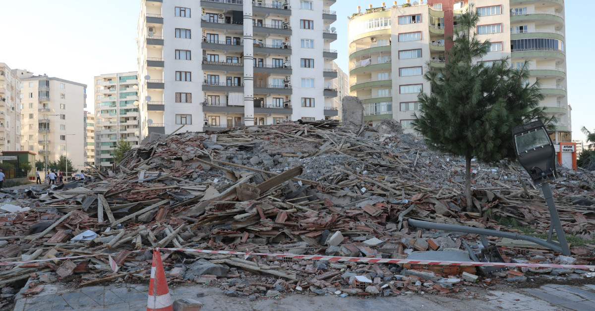 Hem batıda hem de doğuda üst üste depremler: Gece yarısı vatandaşlar büyük panik yaşadı