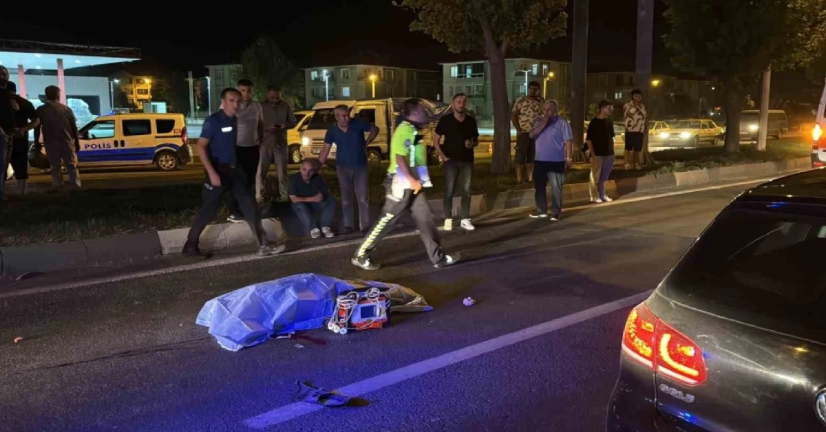 İki kız kardeşi hayattan kopardı: Otomobilin arkasında dikkat çeken yazı