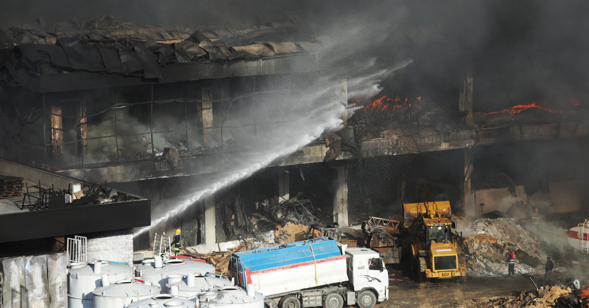İşgal altındaki Batı Şeria'nın güneyindeki El Halil şehrinde bir plastik fabrikasında korkutan büyük bir yangın çıktı