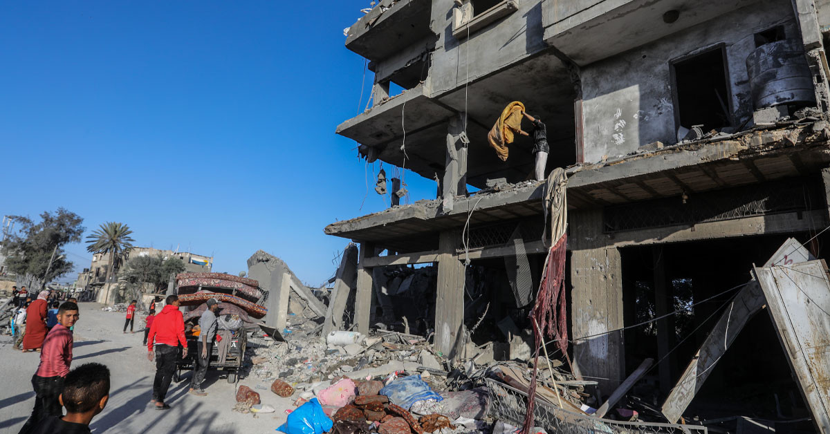 İşgalci İsrail ordusu, 7 Ekim’den bu yana aralıksız Gazze Şeridi’ne saldırıda bulunuyor. Dün gece boyunca havadan, karadan ve denizden saldırı düzenledi. Ölen ve yaralıların olduğu öğrenildi.