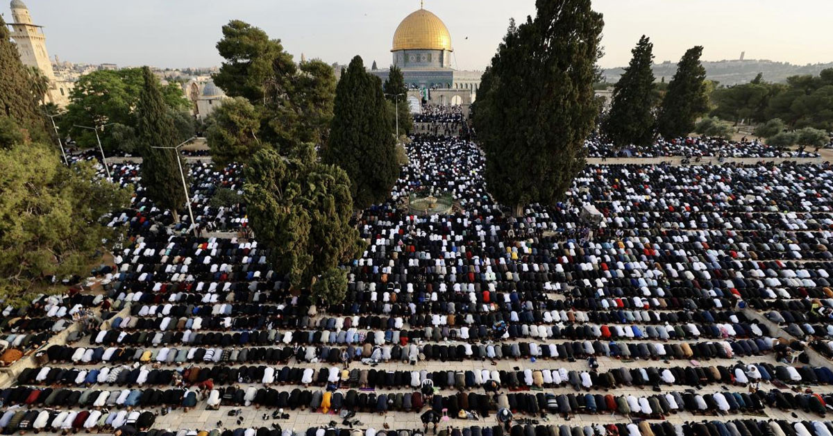 İsrail güçlerinin işgalinde bulunan Mescid-i Aksa'da binlerce müslüman bayram namazını kıldı!